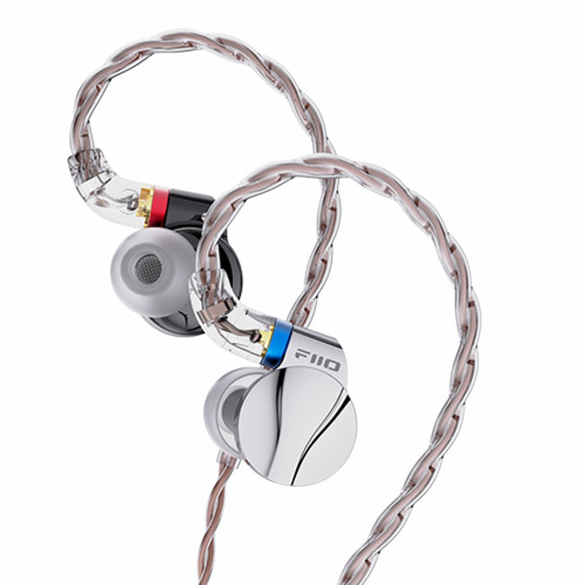 Fiio FD15 InEar Monitor – 13.88mm Large Dynamic Magnesium-Aluminum Driver – Grand Sound, Well Accessoried
אוזניות אינאיר דינמיות אפ.די.15 מבית פיו עם דרייבר דינמי גדול של 13.88 מ"מ עשוי ממגנזיום-אלומיניום עם סאונד משובח ואבזור נדיב