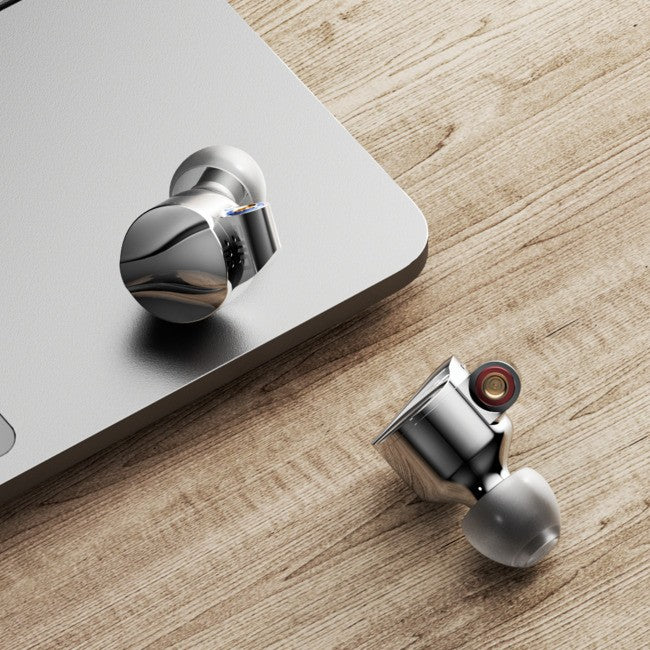 Fiio FD15 InEar Monitor – 13.88mm Large Dynamic Magnesium-Aluminum Driver – Grand Sound, Well Accessoried
אוזניות אינאיר דינמיות אפ.די.15 מבית פיו עם דרייבר דינמי גדול של 13.88 מ"מ עשוי ממגנזיום-אלומיניום עם סאונד משובח ואבזור נדיב