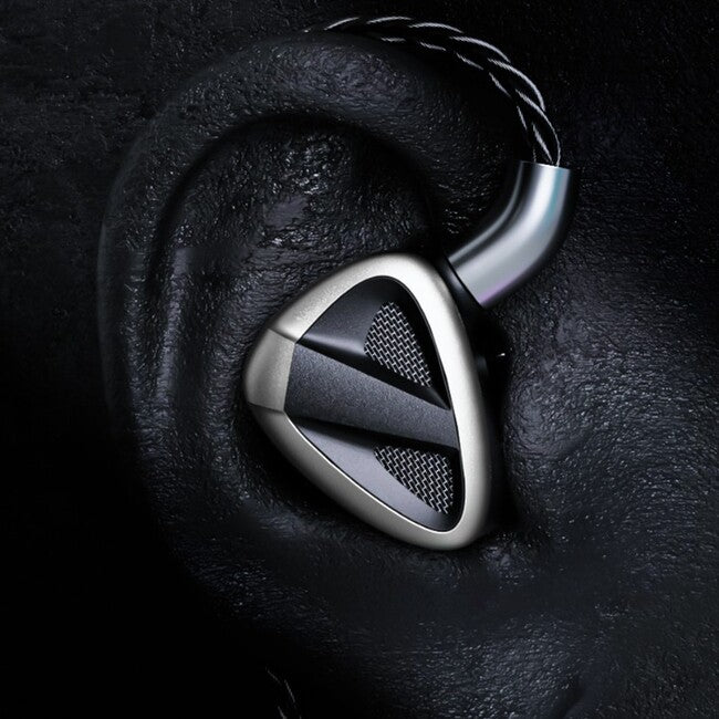 FiiO FH19 Hybrid In-Ear Monitor - IEM -2 Dynamic 6 BA – 8 Drivers, Semi-Open Earphone, Titanium midframe Aluminum shell
אוזניות מוניטור אינאיר מקצועיות חוטיות, היברידיות FiiO FH19 – 2 דרייברים דינמיים ושישה דרייברי BA במבנה פתוח חלקית