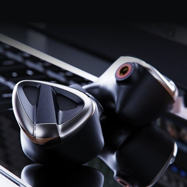 FiiO FH19 Hybrid In-Ear Monitor - IEM -2 Dynamic 6 BA – 8 Drivers, Semi-Open Earphone, Titanium midframe Aluminum shell
אוזניות מוניטור אינאיר מקצועיות חוטיות, היברידיות FiiO FH19 – 2 דרייברים דינמיים ושישה דרייברי BA במבנה פתוח חלקית