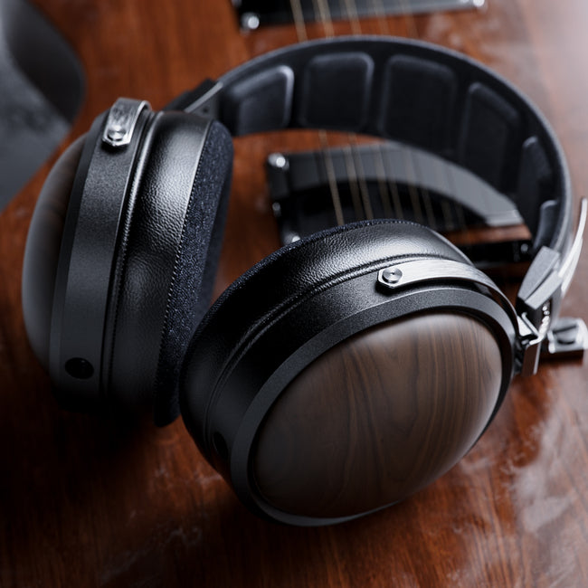 FiiO FT1 – Over-Ear Closed-Back Headphones, 60mm Large Dynamic Driver, American Black Walnut Shell
אוזניות קשת חוטיות אודיופיליות עוטפות אוזן, FiiO FT1 גב סגור מעץ אגוז אמריקאי כהה, דרייבר 60 מ"מ, כולל תיק נשיאה יוקרתי