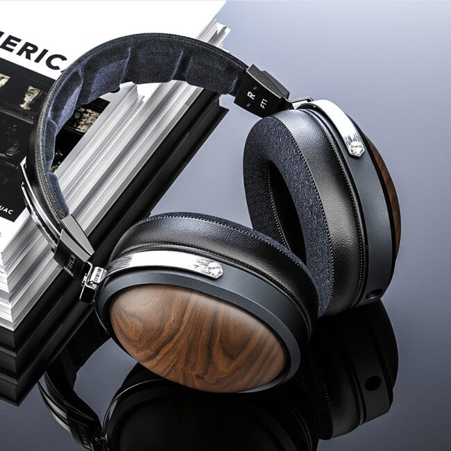 FiiO FT1 – Over-Ear Closed-Back Headphones, 60mm Large Dynamic Driver, American Black Walnut Shell
אוזניות קשת חוטיות אודיופיליות עוטפות אוזן, FiiO FT1 גב סגור מעץ אגוז אמריקאי כהה, דרייבר 60 מ"מ, כולל תיק נשיאה יוקרתי