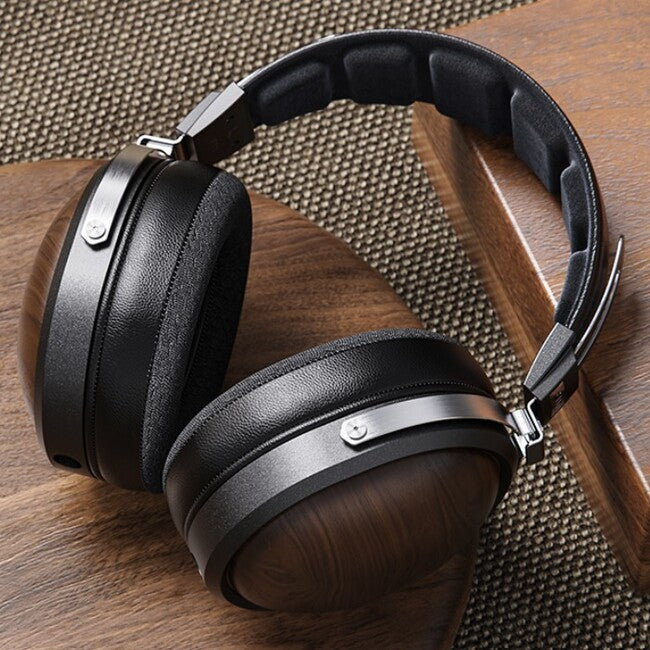 FiiO FT1 – Over-Ear Closed-Back Headphones, 60mm Large Dynamic Driver, American Black Walnut Shell
אוזניות קשת חוטיות אודיופיליות עוטפות אוזן, FiiO FT1 גב סגור מעץ אגוז אמריקאי כהה, דרייבר 60 מ"מ, כולל תיק נשיאה יוקרתי