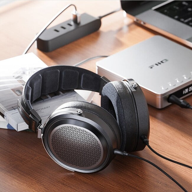 FiiO FT1 Pro – Over-Ear Open-Back Planar Headphones, Black
אוזניות קשת חוטיות פלנריות עוטפות אוזן, FiiO FT1 Pro גב פתוח, כולל תיק נשיאה יוקרתי, צבע שחור