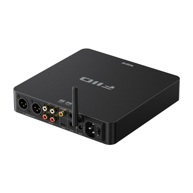 FiiO BR15 R2R מכשיר אודיו שולחני בצבע שחור, מבט מלמעלה על חלק אחורי. ניתן לראות לוגו פיו על החלק העליון ויציאו וכניסות אודיו של החלק האחורי. על רקע לבן.