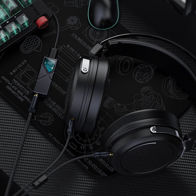 FiiO JT1 – HiFi Over-Ear Headphones, 50mm High-Performance Dynamic Driver, Inline Mic. Cable, Black
אוזניות קשת חוטיות איכותיות, עוטפות אוזן עם דרייבר דינמי 50 מ"מ וכבל עם מיקרופון מובנה מבית פיו, צבע שחור