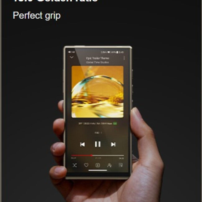 FiiO M33 R2R DAP מכשיר דלוק מוחזק בכף יד ומציג את החזית הקדמית של המכשיר
