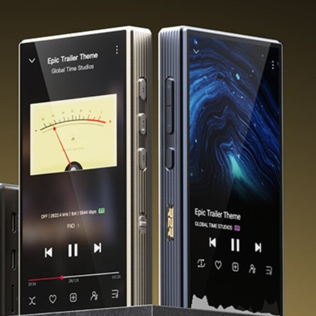 FiiO M33 R2R DAP 2 יחידות מונחות אנכית צד לצד עם זוית בינהם עם מסך קדמי דלוק - יחידה אחת בצבע שחור ושניה בצבע טטניום
