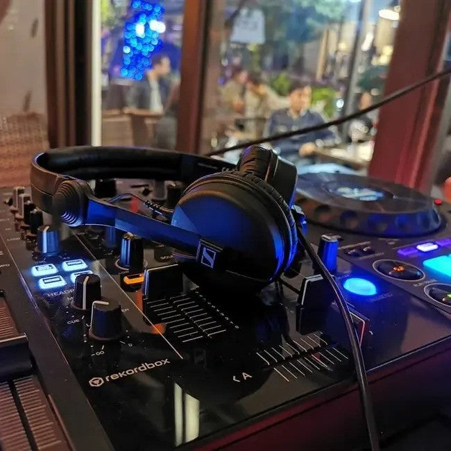 Sennheiser HD25 Plus DJ & Studio Monitoring, Professional, On Ear, Closed Back, Dynamic Headphones
אוזניות סנהייזר מקצועיות דגם HD25 Plus, אוזניות קשת דינמיות, גב סגור על האוזן לסטודיו ולדי ג'יי