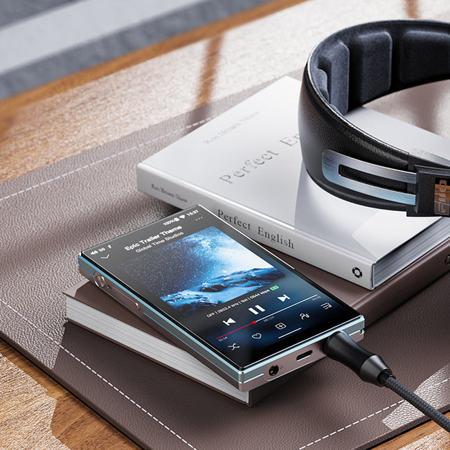 FiiO JM21 – Hi-Res Lossless Portable Digital Audio Player – DAP, Blue Sky
נגן אודיו דיגיטלי נייד מבית פיו, FiiO JM21 , כולל מגבר אוזניות וממיר דיגיטל לאנלוג, צבע כסף/תכלת