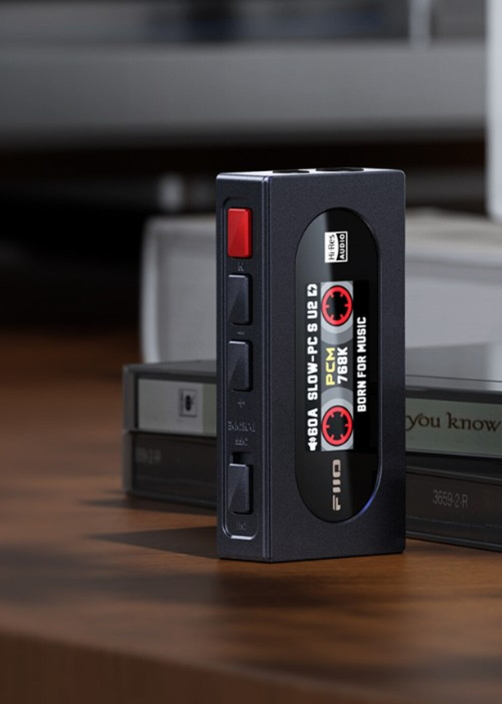 מגבר אוזניות בעיצוב רטרו, דונגל נייד, כולל ממיר דיגיטל לאנלוג (דאק) – קיי.איי.15 מבית פיו, צבע שחור
FiiO KA15 – Portable USB Dongle DAC and Headphone Amplifier, Black