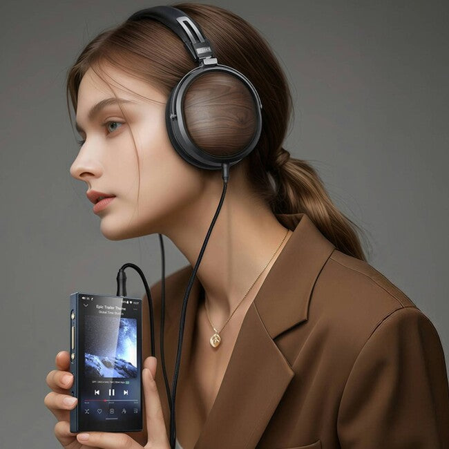 FiiO FT1 – Over-Ear Closed-Back Headphones, 60mm Large Dynamic Driver, American Black Walnut Shell
אוזניות קשת חוטיות אודיופיליות עוטפות אוזן, FiiO FT1 גב סגור מעץ אגוז אמריקאי כהה, דרייבר 60 מ"מ, כולל תיק נשיאה יוקרתי