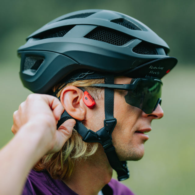 SUUNTO WING - Premium bone conduction headphones with LED lights & power bank, Lava Red
אוזניות ספורט סנטו ווינג, אוזניות הולכת עצם יוקרתיות עם נוריות לד וסוללת טעינה ניידת