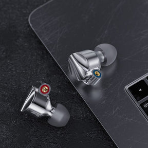 Fiio FD15 InEar Monitor – 13.88mm Large Dynamic Magnesium-Aluminum Driver – Grand Sound, Well Accessoried
אוזניות אינאיר דינמיות אפ.די.15 מבית פיו עם דרייבר דינמי גדול של 13.88 מ"מ עשוי ממגנזיום-אלומיניום עם סאונד משובח ואבזור נדיב
