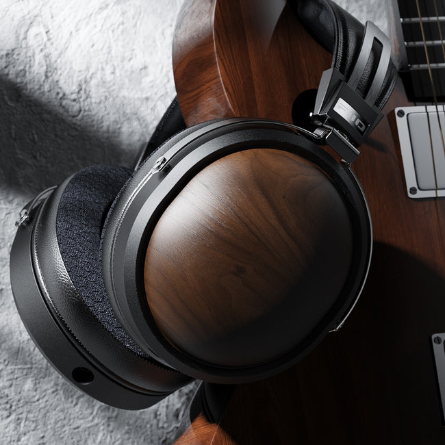 FiiO FT1 – Over-Ear Closed-Back Headphones, 60mm Large Dynamic Driver, American Black Walnut Shell
אוזניות קשת חוטיות אודיופיליות עוטפות אוזן, FiiO FT1 גב סגור מעץ אגוז אמריקאי כהה, דרייבר 60 מ"מ, כולל תיק נשיאה יוקרתי 
