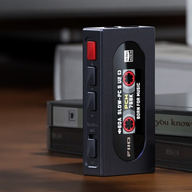 FiiO KA15 – Portable USB Dongle, DAC and Headphone Amplifier, Black
מגבר אוזניות בעיצוב רטרו, דונגל נייד, כולל ממיר דיגיטל לאנלוג (דאק) – קיי.איי.15 מבית פיו, צבע שחור
