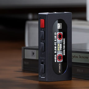 FiiO KA15 – Portable USB Dongle, DAC and Headphone Amplifier, Black
מגבר אוזניות בעיצוב רטרו, דונגל נייד, כולל ממיר דיגיטל לאנלוג (דאק) – קיי.איי.15 מבית פיו, צבע שחור
