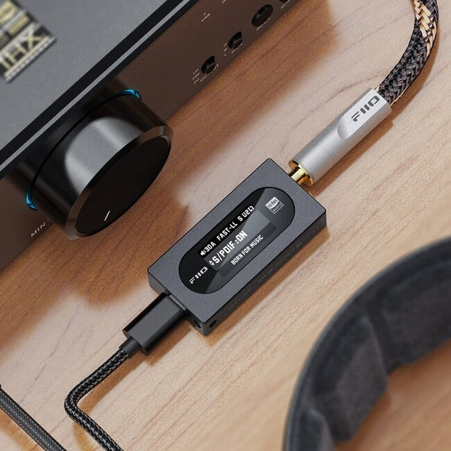 FiiO KA15 – Portable USB Dongle, DAC and Headphone Amplifier, Black
מגבר אוזניות בעיצוב רטרו, דונגל נייד, כולל ממיר דיגיטל לאנלוג (דאק) – קיי.איי.15 מבית פיו, צבע שחור
