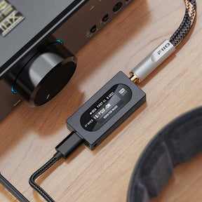 FiiO KA15 – Portable USB Dongle, DAC and Headphone Amplifier, Black
מגבר אוזניות בעיצוב רטרו, דונגל נייד, כולל ממיר דיגיטל לאנלוג (דאק) – קיי.איי.15 מבית פיו, צבע שחור
