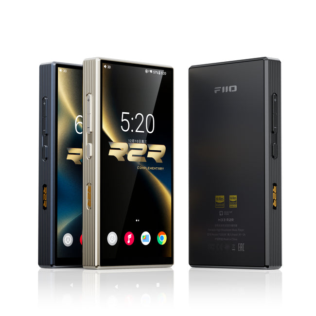 FiiO M33 R2R DAP 3 יחידות במצב אנכי - מ נגן בצבע טיטניום ונגן נוסף בצבע כחול עומדים מצד שמאל עם חזית קדמית דלוקה ועם חפיפה בינהם ונגן בצבע שחור מוצג מימין עם חזית אחורית