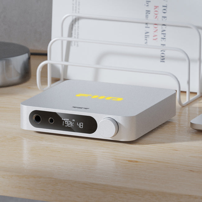 FiiO K11 R2R Desktop DAC and Headphone Amplifier - Fully differential true 24Bit R2R DAC
מגבר אוזניות שולחני וממיר אותות דיגיטל לאנלוג בשיטת מערך טרנזיזטורים (אר.טו.אר) דגם קיי11 מבית פיו
