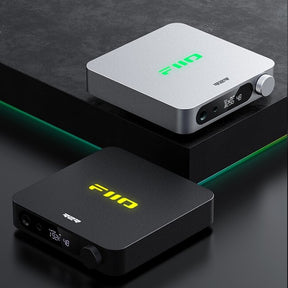 FiiO K11 R2R Desktop DAC and Headphone Amplifier - Fully differential true 24Bit R2R DAC
מגבר אוזניות שולחני וממיר אותות דיגיטל לאנלוג בשיטת מערך טרנזיזטורים (אר.טו.אר) דגם קיי11 מבית פיו
