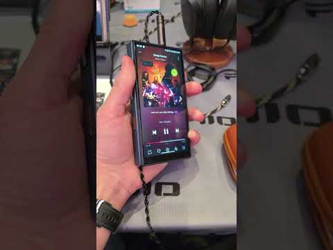 FiiO M33 R2R DAP סרטון מתוך תערוכת canjam ניורק משנת 2026 בה מוצג המכשירעל שולחן של מוצרי פיו 